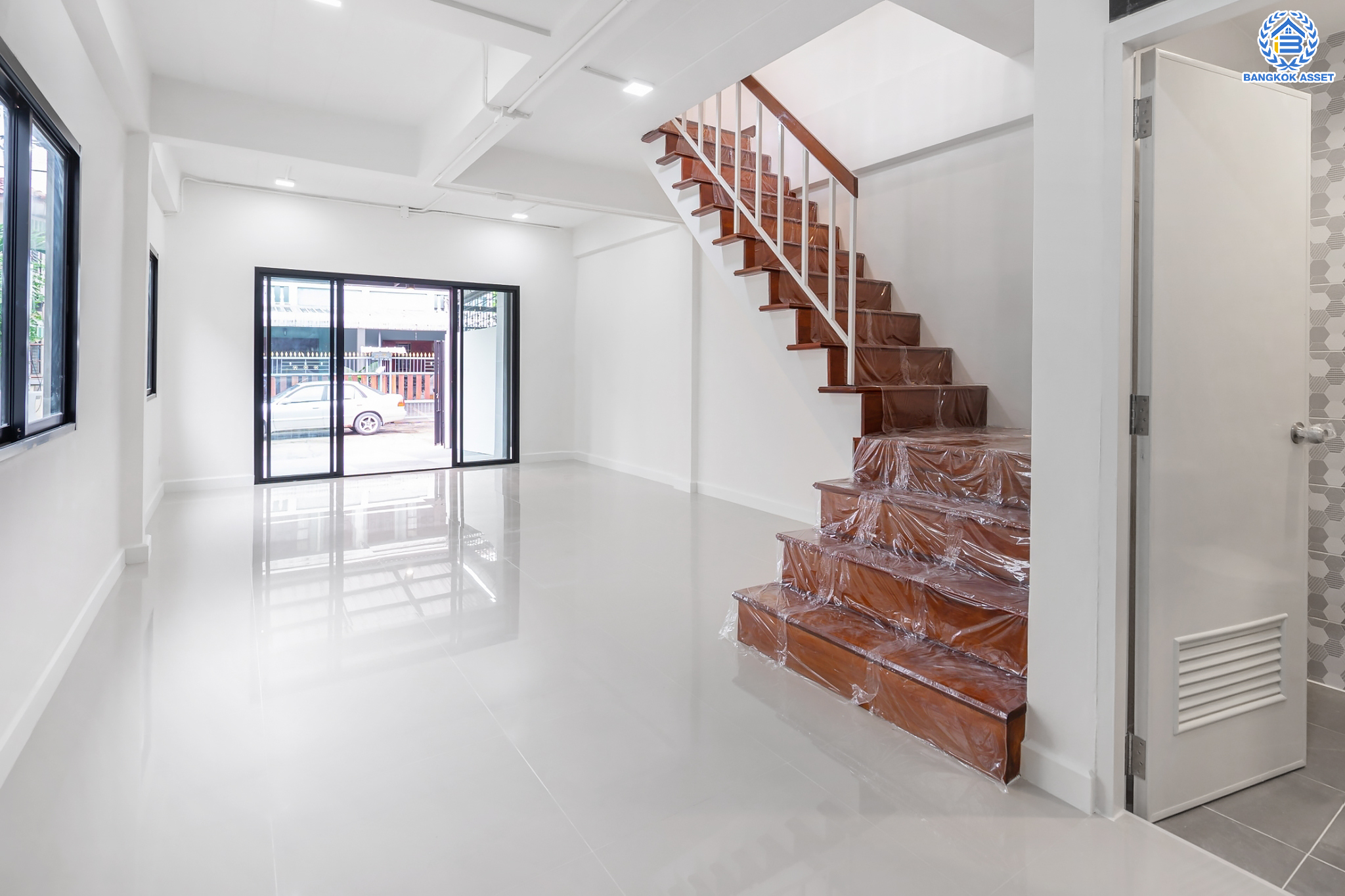 บ้านมืองสองตกแต่งใหม่ ม.พระปิ่น 2 บรมราชชนนี บ้านพร้อมอยู่ หลังใหญ่ บนเนื้อที่ 25.6 ตร.ว. ฟังก์ชัน 2 ห้องนอน 2 ห้องน้ำ 1 ที่จอดรถ บนทำเลศักยภาพ เดินทางสะดวก เชื่อมต่อถ.บรมราชชนนี, ถ.ศาลาธรรมสพ ใกล้ม.มหิดล และจุดขึ้นทางด่วน "ศรีรัช"